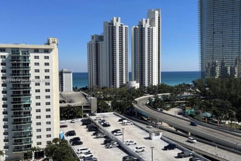 Copropriété à vendre à Sunny Isles Beach, Floride: 2 chambres, 139.82 m2 № 1982774 - photo 1