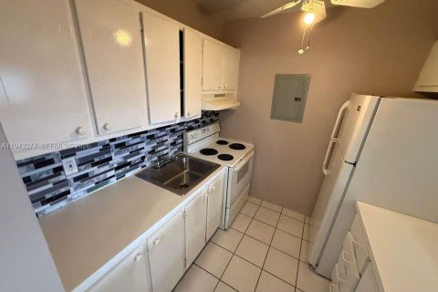 Condo in Hollywood, Florida, 1 bedroom  № 2060173 - photo 5