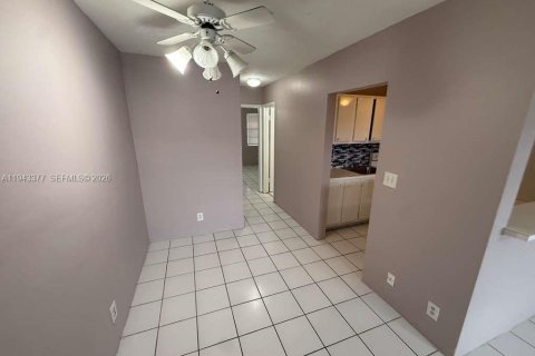 Condo in Hollywood, Florida, 1 bedroom  № 2060173 - photo 3