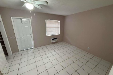 Condo in Hollywood, Florida, 1 bedroom  № 2060173 - photo 11