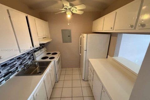 Condo in Hollywood, Florida, 1 bedroom  № 2060173 - photo 7