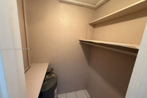 Condo in Hollywood, Florida, 1 bedroom  № 2060173 - photo 8