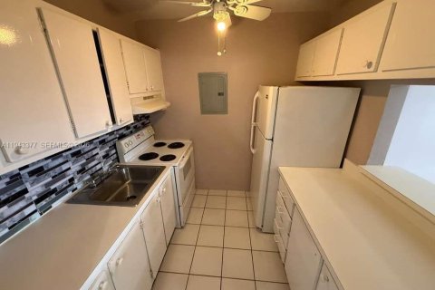 Condo in Hollywood, Florida, 1 bedroom  № 2060173 - photo 4