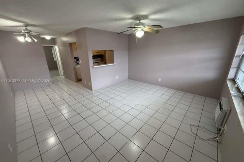Condo in Hollywood, Florida, 1 bedroom  № 2060173 - photo 2