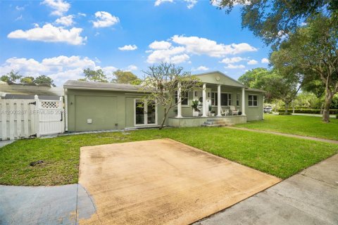 House in Plantation, Florida 3 bedrooms, 102.19 sq.m. № 2069044 - photo 2