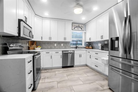 House in Plantation, Florida 3 bedrooms, 102.19 sq.m. № 2069044 - photo 13