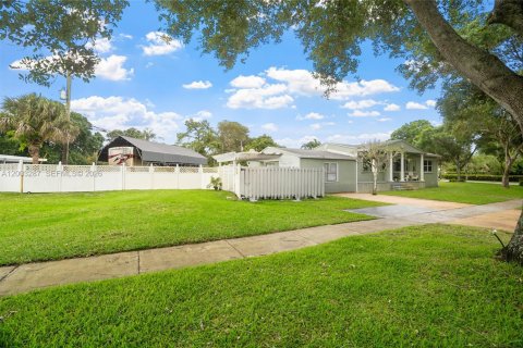 House in Plantation, Florida 3 bedrooms, 102.19 sq.m. № 2069044 - photo 6