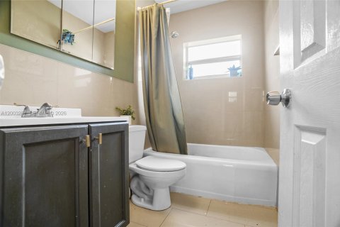 House in Plantation, Florida 3 bedrooms, 102.19 sq.m. № 2069044 - photo 22