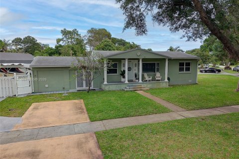 House in Plantation, Florida 3 bedrooms, 102.19 sq.m. № 2069044