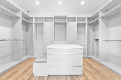 Villa ou maison à vendre à North Miami, Floride: 4 chambres, 339.84 m2 № 2057342 - photo 18