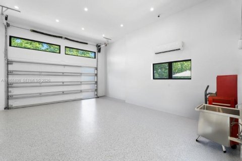 Villa ou maison à vendre à North Miami, Floride: 4 chambres, 339.84 m2 № 2057342 - photo 29