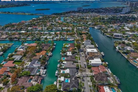 Villa ou maison à vendre à North Miami, Floride: 4 chambres, 339.84 m2 № 2057342 - photo 4