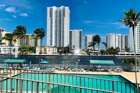 Copropriété à louer à Hallandale Beach, Floride: 1 chambre, 81.29 m2 № 1977351 - photo 15