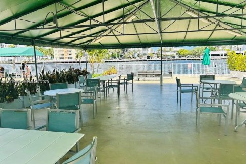 Copropriété à louer à Hallandale Beach, Floride: 1 chambre, 81.29 m2 № 1977351 - photo 19