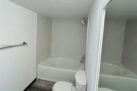 Copropriété à louer à Hallandale Beach, Floride: 1 chambre, 81.29 m2 № 1977351 - photo 12