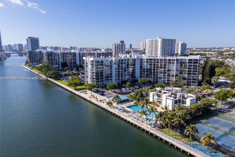 Copropriété à louer à Hallandale Beach, Floride: 1 chambre, 81.29 m2 № 1977351 - photo 25