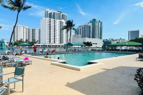 Copropriété à louer à Hallandale Beach, Floride: 1 chambre, 81.29 m2 № 1977351 - photo 16