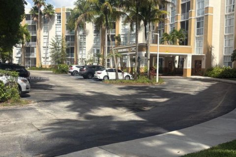 Condo in Doral, Florida, 2 bedrooms  № 2012933 - photo 26