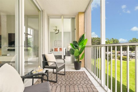 Condo in Doral, Florida, 2 bedrooms  № 2012933 - photo 30