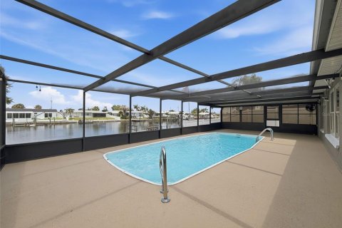 House in Hudson, Florida 2 bedrooms, 153.94 sq.m. № 2116761