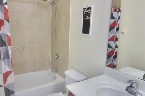 Touwnhouse à vendre à Miami, Floride: 3 chambres № 1982020 - photo 11