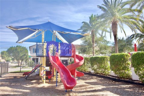 Touwnhouse à vendre à Miami, Floride: 3 chambres № 1982020 - photo 25