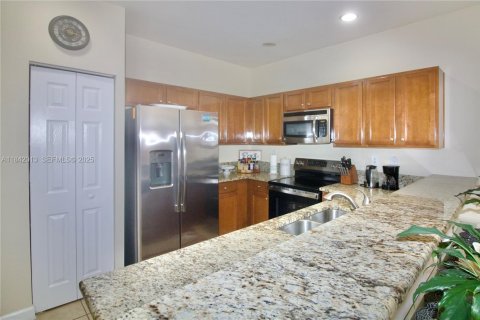 Touwnhouse à vendre à Miami, Floride: 3 chambres № 1982020 - photo 6