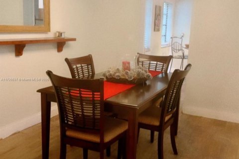 House in Palmetto Bay, Florida 2 bedrooms, 110.18 sq.m. № 1933372 - photo 10