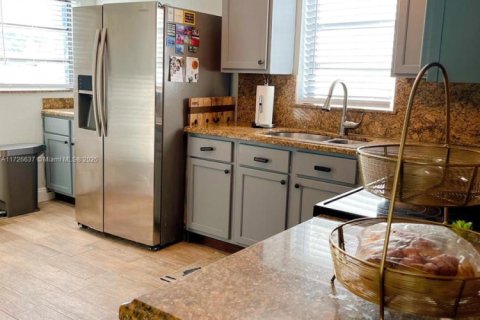 House in Palmetto Bay, Florida 2 bedrooms, 110.18 sq.m. № 1933372 - photo 8