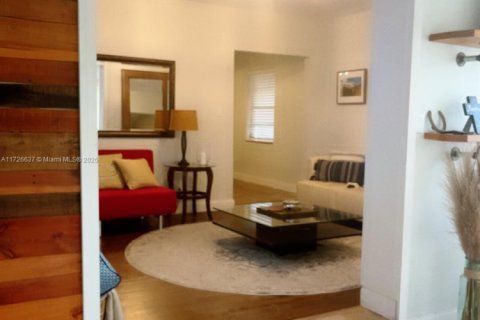 House in Palmetto Bay, Florida 2 bedrooms, 110.18 sq.m. № 1933372 - photo 3