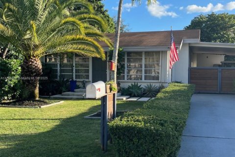 House in Palmetto Bay, Florida 2 bedrooms, 110.18 sq.m. № 1933372 - photo 2