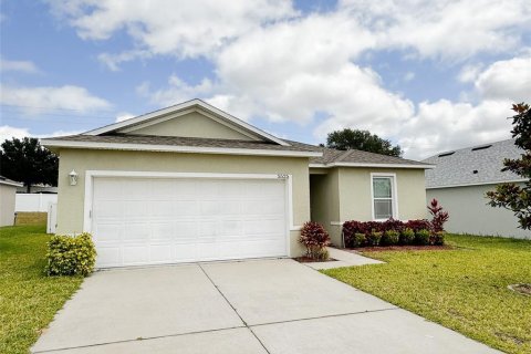 House in Winter Haven, Florida 4 bedrooms, 170.48 sq.m. № 2369331