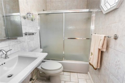 Casa en venta en Hollywood, Florida, 3 dormitorios, 161.28 m2 № 1812067 - foto 19