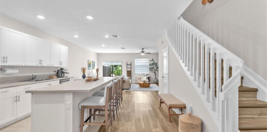 Adosado en Homestead, Florida 3 dormitorios, 164.62 m2 № 1960170