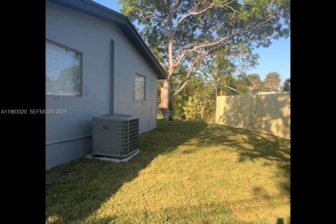 Снять в аренду виллу или дом в Форт-Лодердейл, Флорида 3 спальни, 136.01м2, № 2050216 - фото 3