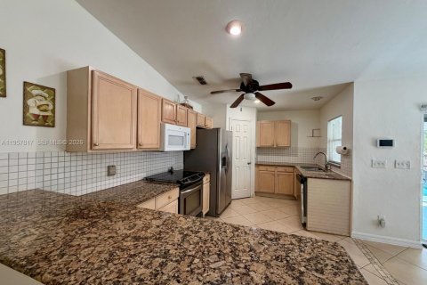 House in Naples, Florida 3 bedrooms, 181.72 sq.m. № 2011585 - photo 8