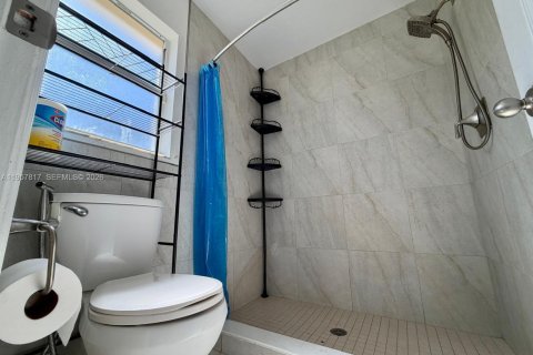 House in Naples, Florida 3 bedrooms, 181.72 sq.m. № 2011585 - photo 15