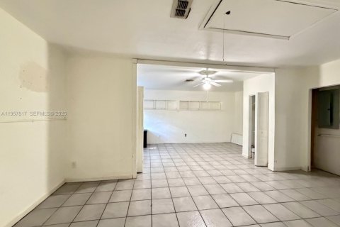 House in Naples, Florida 3 bedrooms, 181.72 sq.m. № 2011585 - photo 16