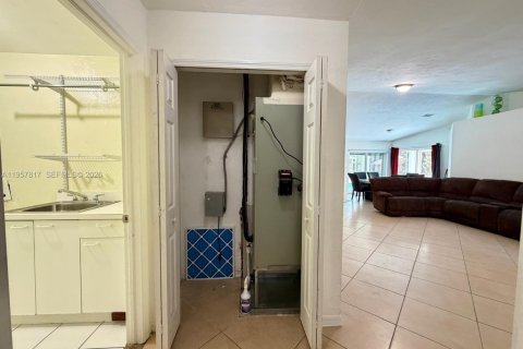 House in Naples, Florida 3 bedrooms, 181.72 sq.m. № 2011585 - photo 19