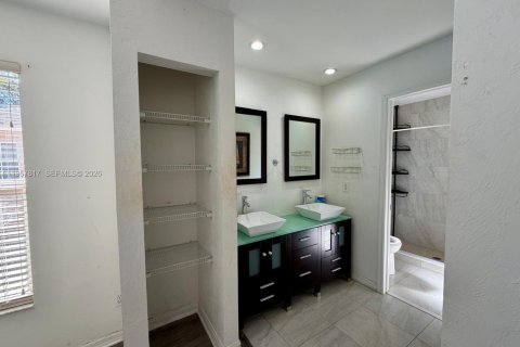 House in Naples, Florida 3 bedrooms, 181.72 sq.m. № 2011585 - photo 12