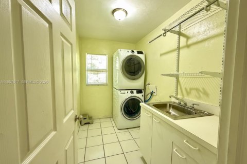 House in Naples, Florida 3 bedrooms, 181.72 sq.m. № 2011585 - photo 18