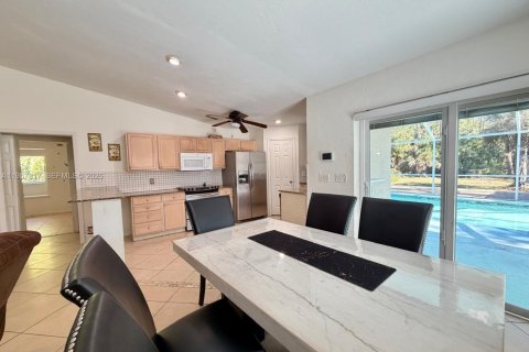 House in Naples, Florida 3 bedrooms, 181.72 sq.m. № 2011585 - photo 21