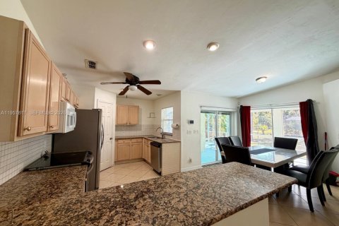 House in Naples, Florida 3 bedrooms, 181.72 sq.m. № 2011585 - photo 9