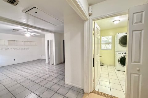 House in Naples, Florida 3 bedrooms, 181.72 sq.m. № 2011585 - photo 20