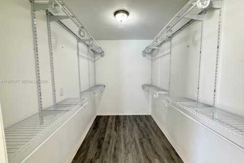 House in Naples, Florida 3 bedrooms, 181.72 sq.m. № 2011585 - photo 13