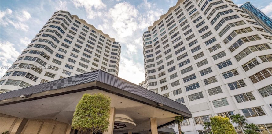 Кондоминиум с 2 спальнями в Майами, Флорида № 2001788