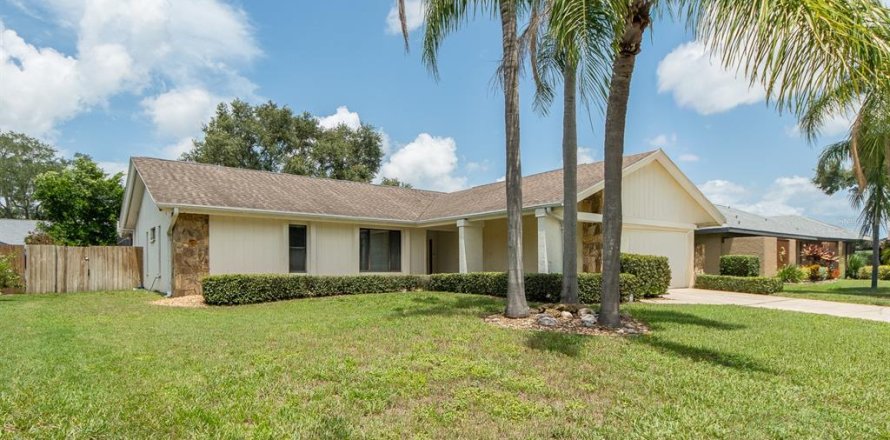 House in Clearwater, Florida 3 bedrooms, 178.09 sq.m. № 2200489