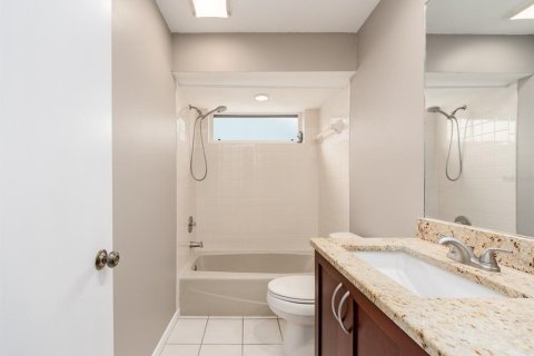 House in Clearwater, Florida 3 bedrooms, 178.09 sq.m. № 2200489 - photo 23