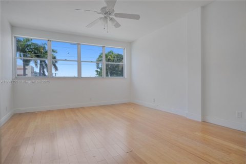 Condo in Bay Harbor Islands, Florida, 1 bedroom  № 1865758 - photo 17