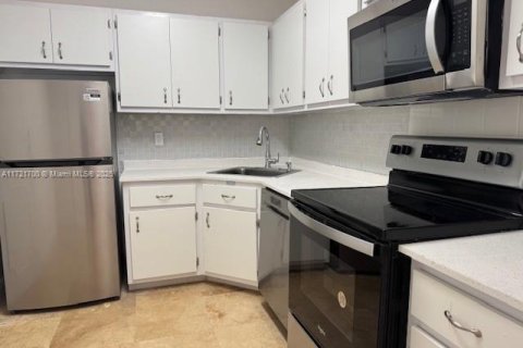 Condo in Bay Harbor Islands, Florida, 1 bedroom  № 1865758 - photo 21